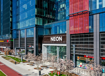 Wiecha na budynku Neon