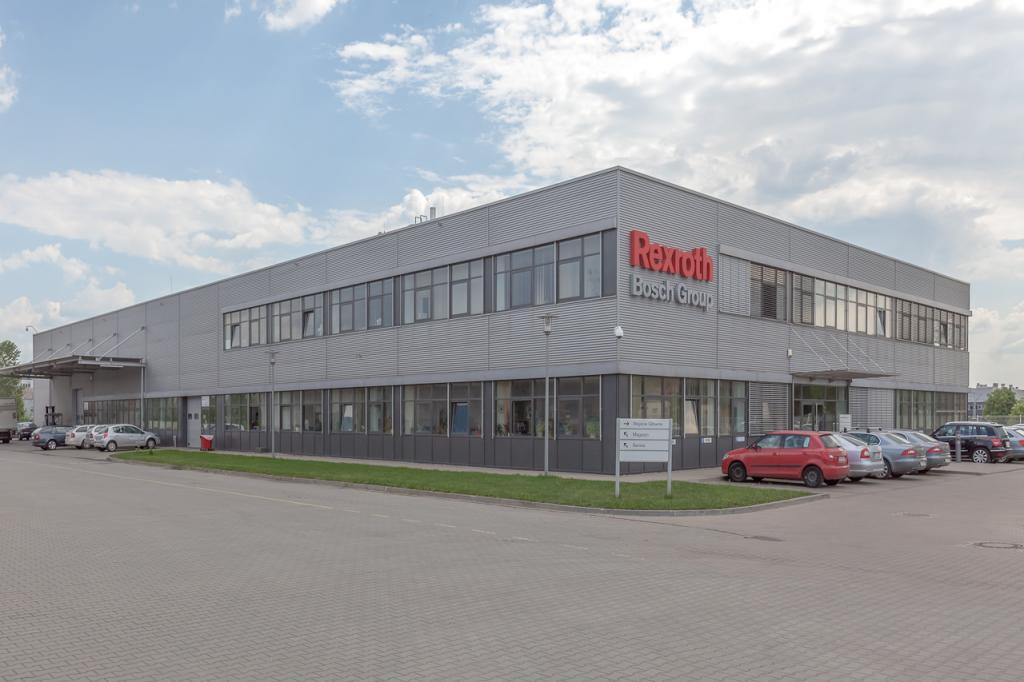 Widok główny budynku biurowego z powierzchniami do wynajęcia