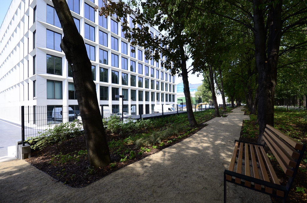 Green surrounding of the office building [source: PHN S.A.]