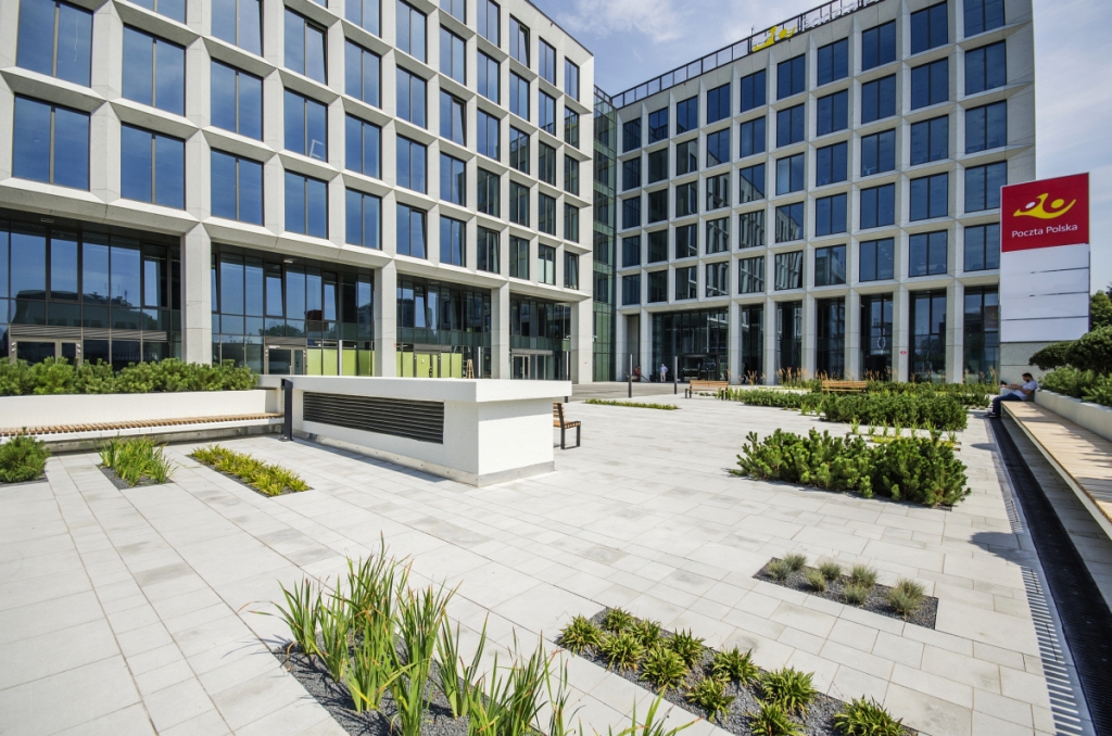 Green public space near the office building [source: PHN S.A.]