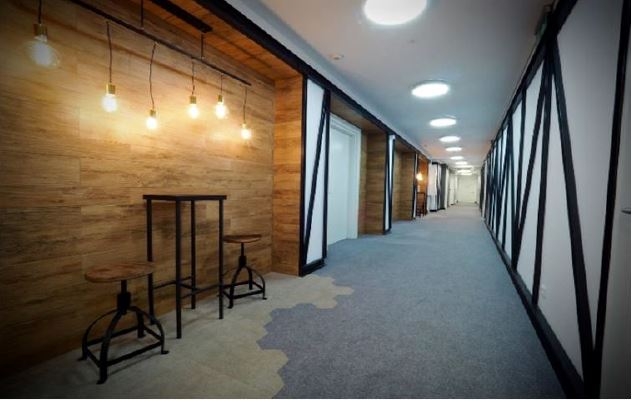 Corridor in the building with offices to rent