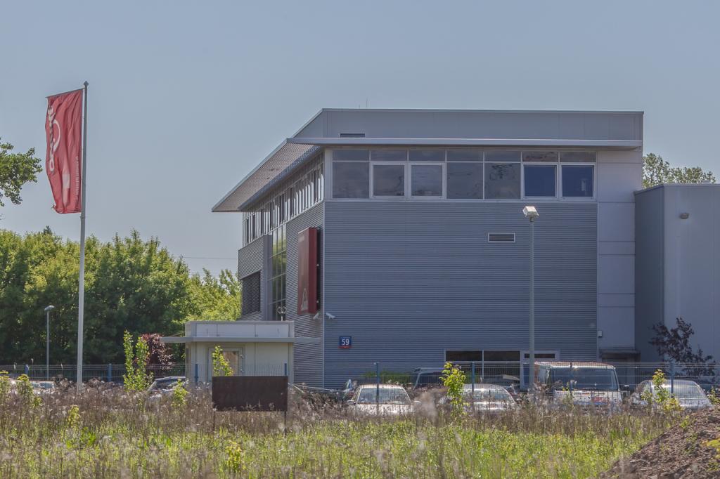 Building with offices for rent