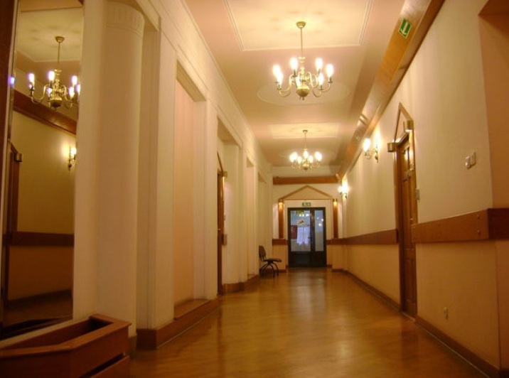 Korytarz w budynku biurowym