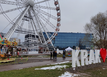 Kraków z nowym biurowcem