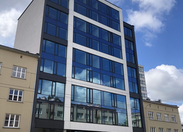 Wiecha na budynku Mogilska Office