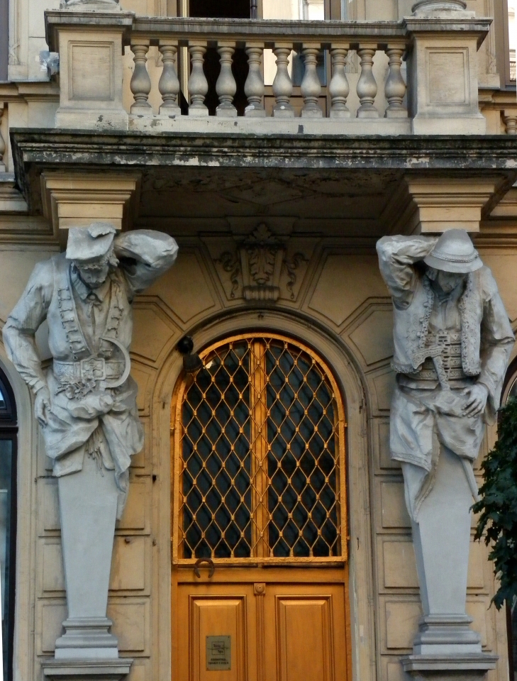 Fragment fasady budynku z dostępnymi powierzchniami do wynajęcia