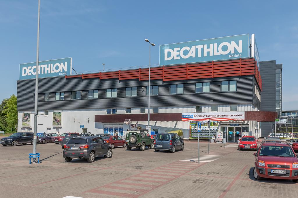 Front view of the building with space to let