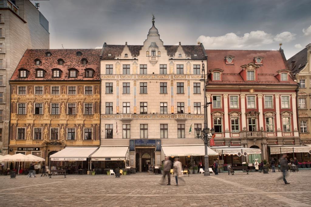 Pasaż pod Błękitnym Słońcem - fasade seen from Wroclaw's old market square