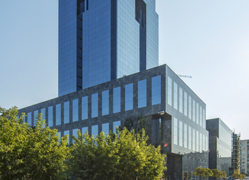 Biurowiec V Tower przechodzi modernizację