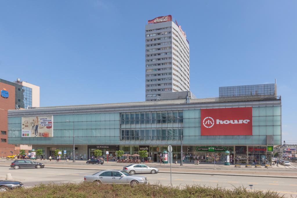 Widok na przednią część biurowca
