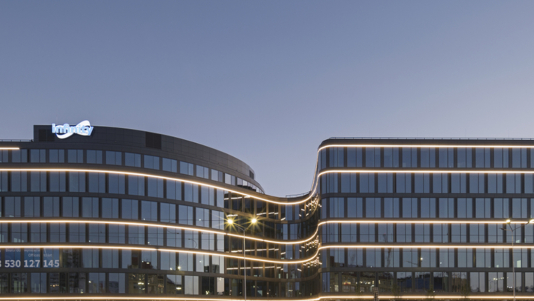 Wrocławski Infinity z biurami flex