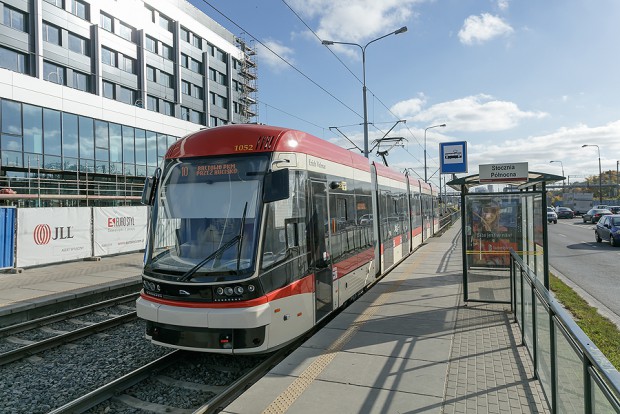 Z położonego na wysokości wejścia do budynku przystanku odjeżdża kilka linii tramwajowych